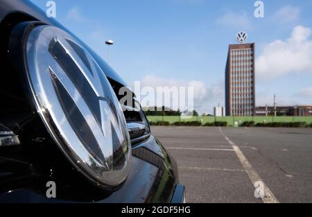 Wolfsburg, Allemagne. 11 août 2021. Un Golf Volkswagen est stationné dans un parking réservé aux employés, devant l'usine VW de Wolfsburg. Credit: Julian Stratenschulte/dpa/Alay Live News Banque D'Images