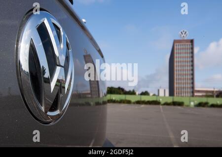 Wolfsburg, Allemagne. 11 août 2021. Un Golf Volkswagen est stationné dans un parking réservé aux employés, devant l'usine VW de Wolfsburg. Credit: Julian Stratenschulte/dpa/Alay Live News Banque D'Images