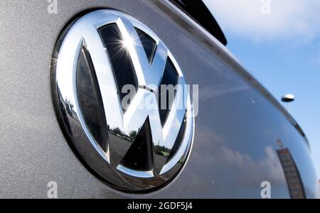 Wolfsburg, Allemagne. 11 août 2021. Un Golf Volkswagen est stationné dans un parking réservé aux employés, devant l'usine VW de Wolfsburg. Credit: Julian Stratenschulte/dpa/Alay Live News Banque D'Images