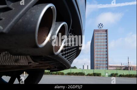 Wolfsburg, Allemagne. 11 août 2021. Tuyaux d'échappement d'une Volkswagen, photographiés avec le gratte-ciel de la marque à l'usine VW Wolfsburg. Credit: Julian Stratenschulte/dpa/Alay Live News Banque D'Images