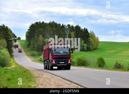 Le camion benne basculante a transporté du sable de la carrière sur la voie publique. Camion-benne Heavy Duty moderne pour le transport de marchandises en vrac. Camion sur route Banque D'Images