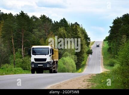 Le camion benne basculante a transporté du sable de la carrière sur la voie publique. Camion-benne Heavy Duty moderne pour le transport de marchandises en vrac. Camion sur route Banque D'Images