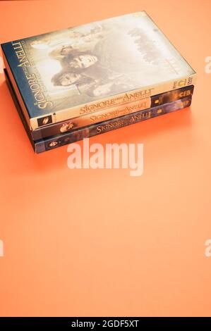 Lord of the rings motion Pictures DVD isolé sur fond AM orange Banque D'Images