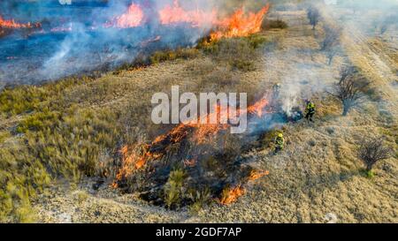 Images en 4K aériennes de pompiers qui ont déclenché un feu de forêt dans les prairies Banque D'Images