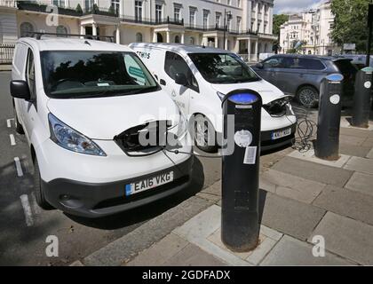 Camionnettes électriques sans mission de la société de gestion immobilière de Grosvenor Estate Ethos recharge sur Belgrave Square, Westminster, Londres, Royaume-Uni. Banque D'Images