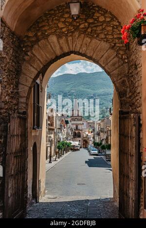 Castelbuono, Sicile. Rues étroites de petit village médiéval dans le Parc de Madonie.il est connu pour le panettone, typique gâteau sicilien.ville historique Banque D'Images