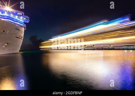 Nassau, Bahamas - 22 juin 2019 : photo d'un bateau de croisière Mariner of the Seas au départ de Prince George Wharf la nuit et laissant des sentiers de lumière. Carnaval Lib Banque D'Images