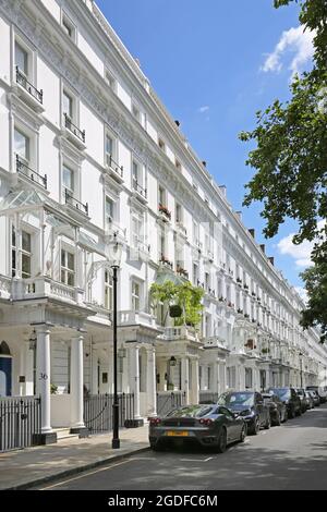 Grandes maisons en terrasse à Cadogan Terrace, Chelsea, Londres, Royaume-Uni.Certains des plus chers de Londres.Montre Ferrari garée à l'extérieur. Banque D'Images