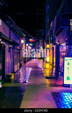 Rue japonaise pluvieuse la nuit Banque D'Images