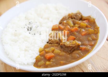 Cuisine japonaise riz curry sur fond de bois Banque D'Images