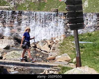 Cascade au plateau du lac de Spronser, Tyrol du Sud, Italie Banque D'Images