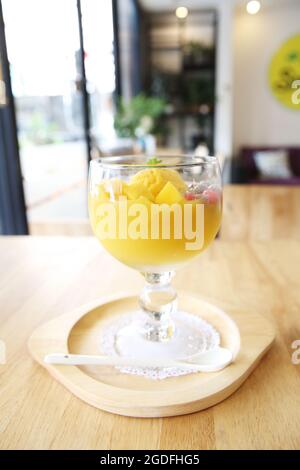 Des boules de glace à la mangue et des fruits Banque D'Images