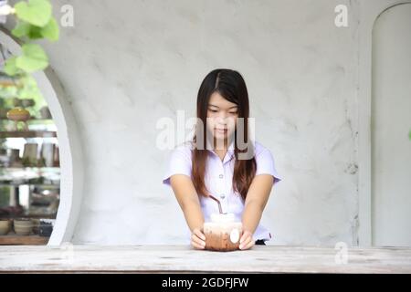 Portrait d'étudiant asiatique en extérieur Banque D'Images