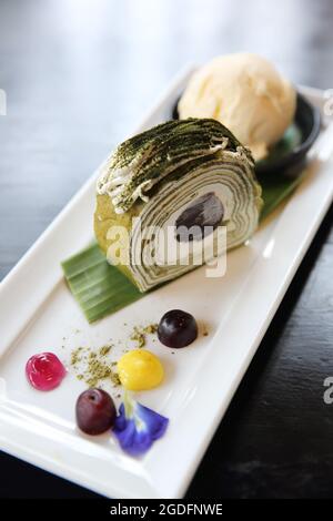 gâteau au thé vert avec crème glacée Banque D'Images