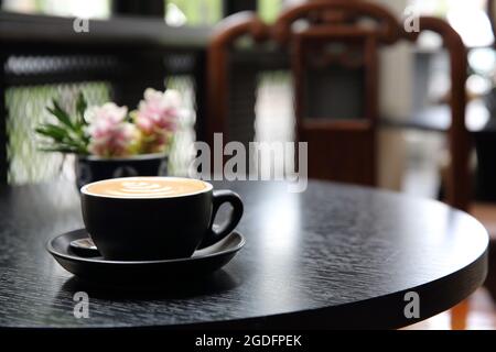 cappuccino sur fond de bois Banque D'Images