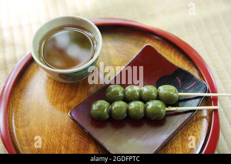 Dessert japonais matcha dango Banque D'Images