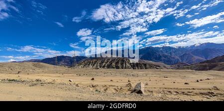 Belle vue sur la montagne et ciel nuageux de l'État de Jammu-et-Cachemire, Inde Banque D'Images