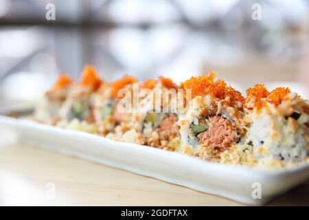 Petits pains à sushis japonais au saumon Banque D'Images