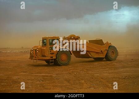 Djibouti, Afrique (22 juillet 2021) le corps d'ingénieurs de l'armée américaine 377e Engineer vertical Construction Company (E.V.C.C) exploite des machines lourdes pour sculpter le paysage africain. Le camp Lemonnier est une installation opérationnelle qui permet aux forces américaines, alliées et partenaires d'être là et quand elles sont nécessaires pour assurer la sécurité en Europe, en Afrique et en Asie du Sud-Ouest. (É.-U. Photo de l'armée par la SPC. Dereck X blanc) Banque D'Images