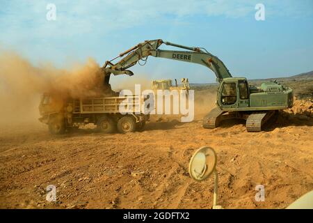 Djibouti, Afrique (22 juillet 2021) le corps d'ingénieurs de l'armée américaine 377e Engineer vertical Construction Company (E.V.C.C) exploite des machines lourdes le long du vaste paysage africain. Camp Lemonnier, Djibouti (CLdJ) sert de base expéditionnaire pour les forces militaires américaines fournissant un soutien aux navires, aéronefs et personnel qui assurent la sécurité dans toute l'Europe, l'Afrique et l'Asie du Sud-Ouest. La CLdJ permet des opérations maritimes et de combat dans la Corne de l'Afrique tout en favorisant des relations positives entre les États-Unis et l'Afrique. La base abrite également la Force opérationnelle conjointe-Corne de l'Afrique, avec un domaine de responsabilité comprenant Banque D'Images