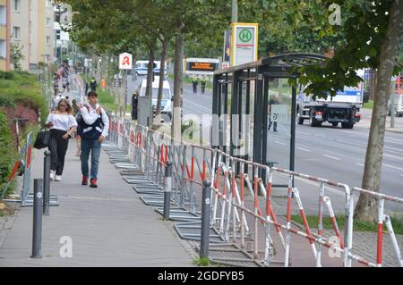 60e anniversaire de la construction du mur de Berlin. La construction du mur de Berlin a commencé le 13 août 1961. Contrôles stricts de la police dans la Bernauer Strasse, près du Mémorial du mur de Berlin, avant l'événement commémoratif officiel - Berlin, Allemagne - 13 août 2021. Banque D'Images