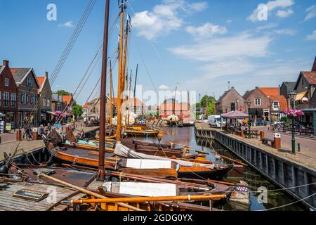 Bateaux de pêche classiques dans le vieux port de Spakenburg, pays-Bas Banque D'Images