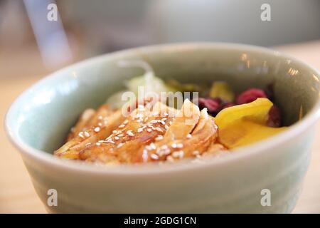 Poulet teriyaki sur riz cuisine japonaise Banque D'Images