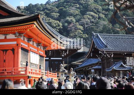 KYOTO - 31 décembre : les touristes visitent le temple de Kiyomizu le 31,2016 décembre à Kyoto, Japon. Banque D'Images