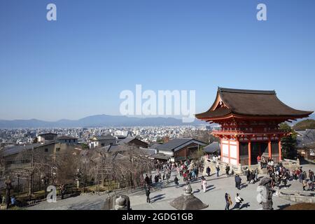 KYOTO - 31 décembre : les touristes visitent le temple de Kiyomizu le 31,2016 décembre à Kyoto, Japon. Banque D'Images