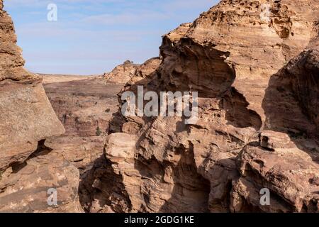 Vue sur le canyon de montagne de Wadi Rum, Jordanie. Montagnes rouges contre le ciel bleu Banque D'Images