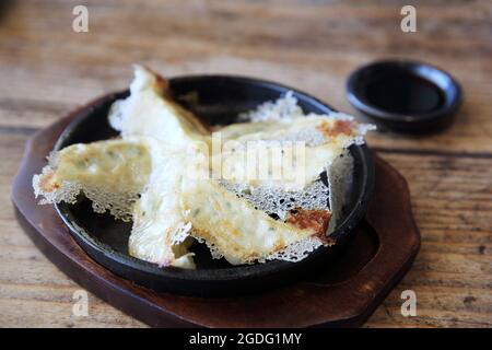 Gyoza sur fond de bois, hors-d'œuvre japonais Banque D'Images