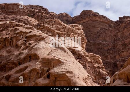 Vue sur le canyon de montagne de Wadi Rum, Jordanie. Montagnes rouges contre le ciel bleu Banque D'Images