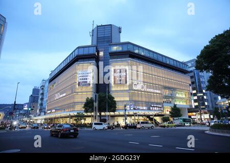 KYOTO, JAPON - 4 juin 2016 : les gens marchent dans la rue du centre-ville de Kyoto, Japon. Banque D'Images