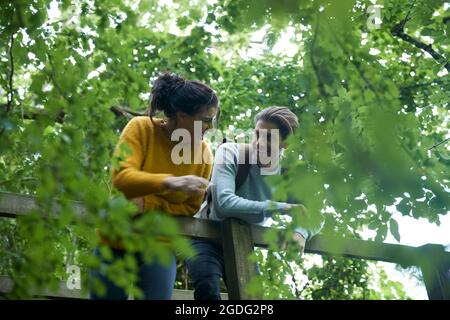 Couple randonneur à plus de pont en bois Banque D'Images