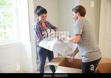 Effets personnels au couple packing cardboard box Banque D'Images