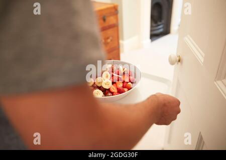 Jeune homme exerçant son plateau de petit-déjeuner en chambre, Close up Banque D'Images