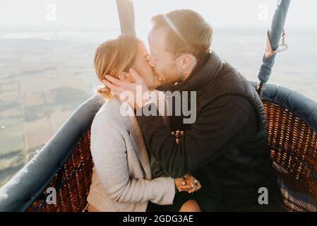 Couple nouvellement engagée dans la région de hot air balloon Banque D'Images