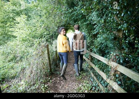 Randonneur couple walking in countryside Banque D'Images