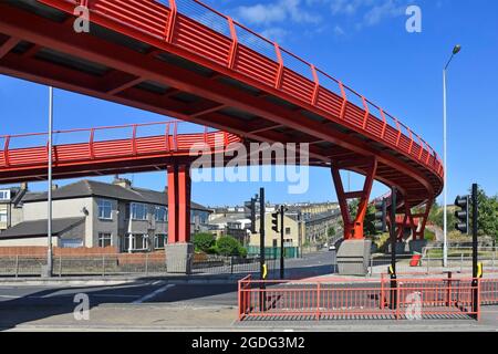 Structure en acier avec boîtier et pont rouge permettant aux piétons et cyclistes de traverser en toute sécurité une route double très fréquentée à Bradford West Yorkshire, Angleterre, Royaume-Uni Banque D'Images