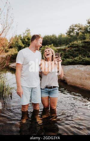 Couple qui, dans l'eau selfies Algonquin Park, Canada Banque D'Images