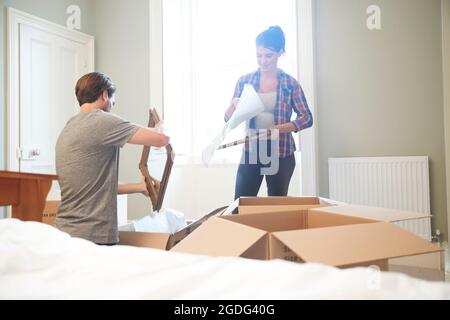 En miroir couple packing cardboard box Banque D'Images