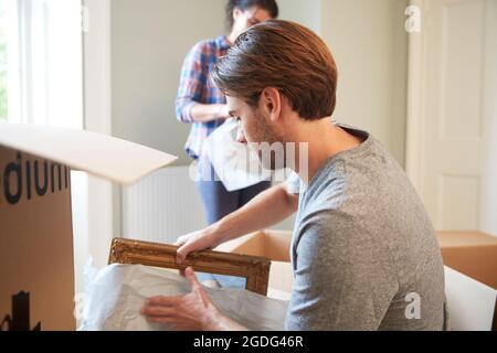 L'homme miroir d'emballage en boîte en carton Banque D'Images