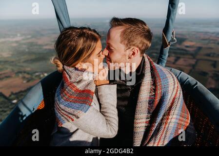 Couple nouvellement engagée dans la région de hot air balloon Banque D'Images