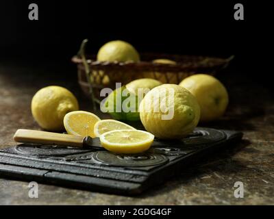 Citrons non ciré entières et tranchées Banque D'Images