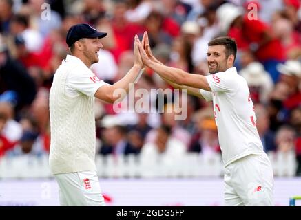 Mark Wood (à droite), en Angleterre, célèbre avec Ollie Robinson après que le coéquipier Jos Buttler ait fait une prise de son bowling pour prendre le cricket du Rishabh Pant en Inde pendant le deuxième jour du match de test Cinch second à Lord's, Londres. Date de la photo : vendredi 13 août 2021. Banque D'Images