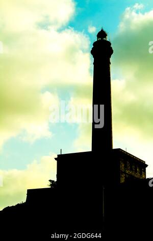 Silhouette néoclassique du phare de Cabo de Palos lors d'une journée ensoleillée d'été Banque D'Images