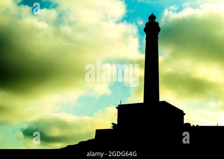 Silhouette néoclassique du phare de Cabo de Palos lors d'une journée ensoleillée d'été Banque D'Images