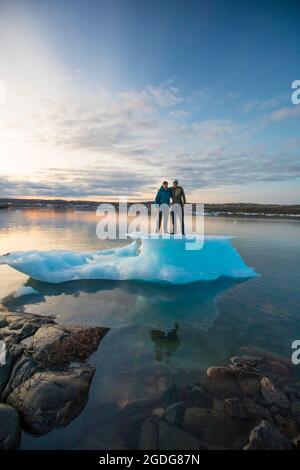 Deux hommes debout sur l'iceberg, Iqaluit, Canada. Banque D'Images