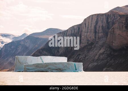 Icebergs flottant dans un fjord, océan Arctique. Banque D'Images