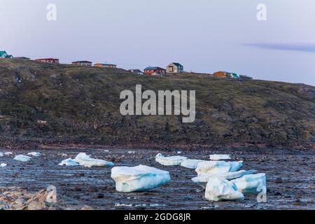 Maisons construites sur une falaise au-dessus du rivage, ville d'iqaluit, Canada. Banque D'Images